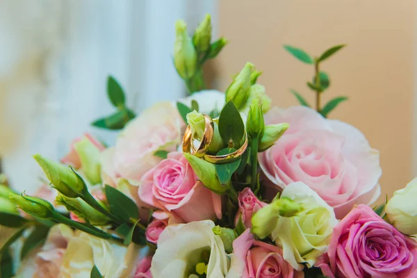 Beyaz ve pembe gül ve gelin ve damat alyans güzel hassas düğün buketi.