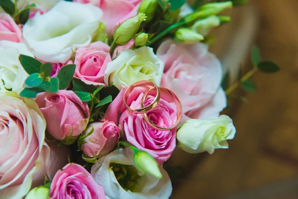 Hermoso ramo de boda delicado de rosas blancas y rosadas y anillos de boda de la novia y el novio . —  Fotos de Stock