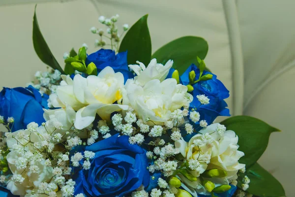 Hermoso ramo de boda delicado de rosas azules y anillos de boda de la novia y el novio . — Foto de Stock