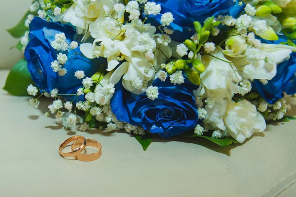 Belo buquê de casamento delicado de rosas azuis e anéis de casamento da noiva e do noivo . — Fotografia de Stock