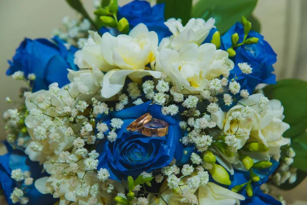 신부와 신랑의 푸른 장미와 결혼 반지의 아름다운 섬세한 결혼식 꽃다발. — 스톡 사진