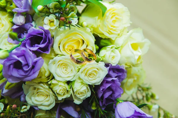 Hermoso ramo de boda delicado de rosas blancas y anillos de boda de la novia y el novio . — Foto de Stock