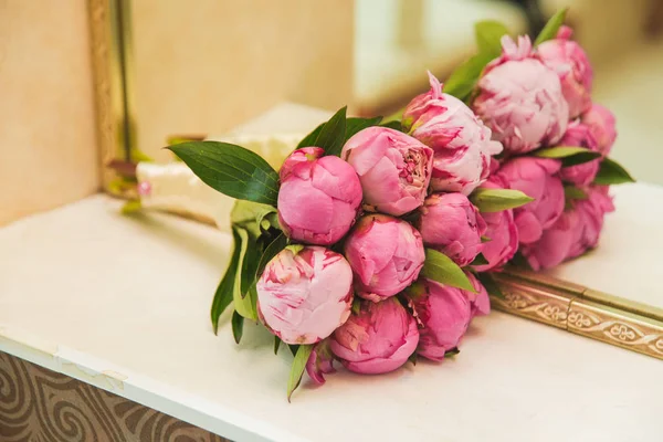 Hermoso ramo romántico nupcial de peonías rosadas — Foto de Stock