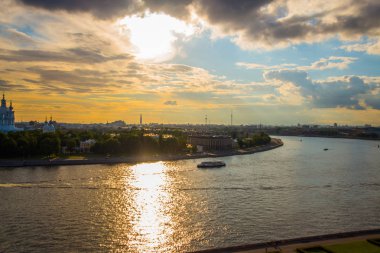 Neva Nehri'ne bakan gün batımında yukarıdan manzara. St. Petersburg Rusya