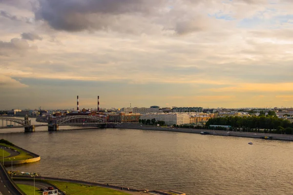 Bolşeokhtinsky köprüsü ve Neva nehri üst görünümü. St. Petersburg Rusya — Stok fotoğraf