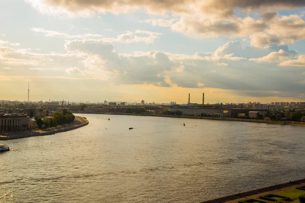Neva Nehri'ne bakan gün batımında yukarıdan manzara. St. Petersburg Rusya — Stok fotoğraf