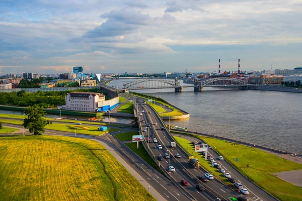 Вид на Bolsheokhtinsky міст і річку Нева. Санкт-Петербург Росія — стокове фото