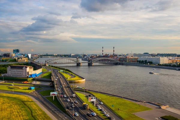 Top uitzicht op Bolsheokhtinsky Bridge en de rivier de Neva. St. Petersburg Rusland — Stockfoto