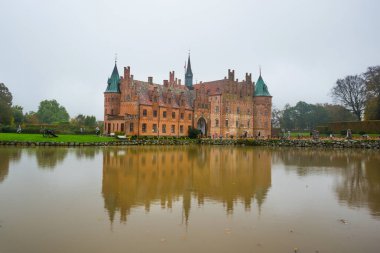 Egeskov, Danimarka: Danimarka 'nın Funen adasının güneyinde yer alan Egeskov Şatosu Egeskov Slot.
