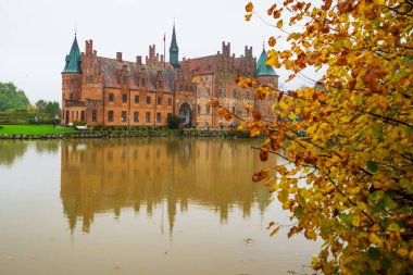 Egeskov, Danimarka: Danimarka 'nın Funen adasının güneyinde yer alan Egeskov Şatosu Egeskov Slot.