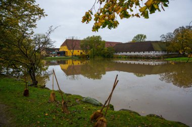 Egeskov Slot, Danimarka, Avrupa: Danimarka 'daki Egeskov kalesi yakınlarındaki gölette güzel yansıması olan eski bir ahır binası