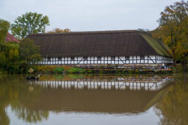 Egeskov Slot, Danimarka, Avrupa: Danimarka 'daki Egeskov kalesi yakınlarındaki gölette güzel yansıması olan eski bir ahır binası