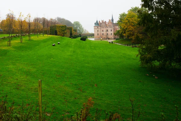 Egeskov, Dinamarca, Europa: Egeskov castillo ranura histórica castillo de cuento de hadas en Funen Dinamarca vista desde el jardín —  Fotos de Stock