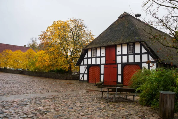 Egeskov Kalesi 'ndeki tarihi Danimarka evi. Güzel bir sonbahar manzarası. Egeskov Slot, Danimarka, Avrupa — Stok fotoğraf