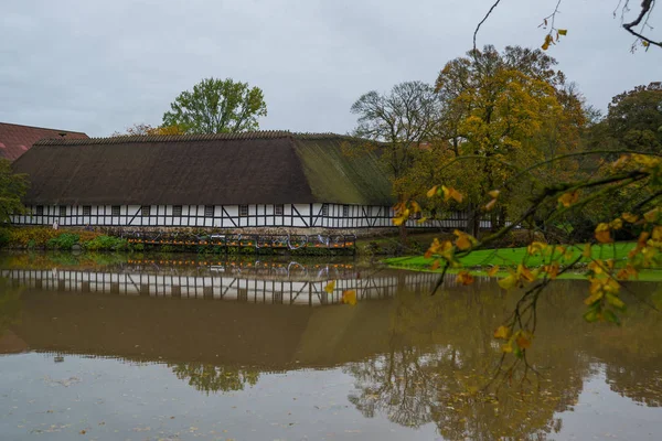 덴마크, 유럽, 에게 스코프 슬롯: 덴마크에 있는 에게 스코프성 근처 연못에 멋진 반사광을 내는 오래 된 안정된 건물 — 스톡 사진
