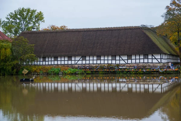 Ranura de Egeskov, Dinamarca, Europa: Un viejo edificio estable con buen reflejo en un estanque cerca del castillo de Egeskov en Dinamarca —  Fotos de Stock