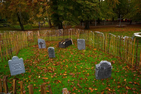 Dekorativní hroby v parku. Halloween v zámeckém areálu. Hrad Egeskov, Dánsko — Stock fotografie