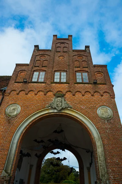 Egeskov, Dinamarca, Europa: morcegos decorativos na entrada Castelo Egeskov . — Fotografia de Stock
