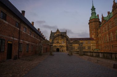 Hillerod, Danimarka, Frederiksborg Şatosu: İskandinav Rönesansı 'nın tanınmış şaheserlerinden biri. Sonbaharda şatoyla akşam manzarası