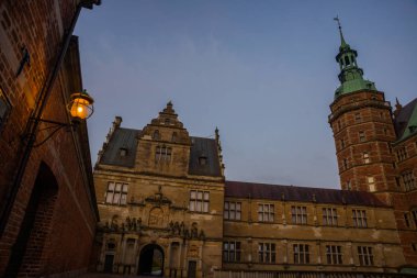 Hillerod, Danimarka, Frederiksborg Şatosu: İskandinav Rönesansı 'nın tanınmış şaheserlerinden biri. Sonbaharda şatoyla akşam manzarası