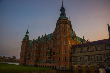 Hillerod, Danimarka, Frederiksborg Şatosu: İskandinav Rönesansı 'nın tanınmış şaheserlerinden biri. Sonbaharda şatoyla akşam manzarası