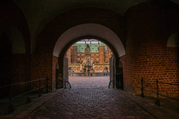 Hillerod, Dinamarca, Castillo de Frederiksborg: Una de las obras maestras reconocidas del Renacimiento escandinavo. Paisaje nocturno con castillo en otoño — Foto de Stock