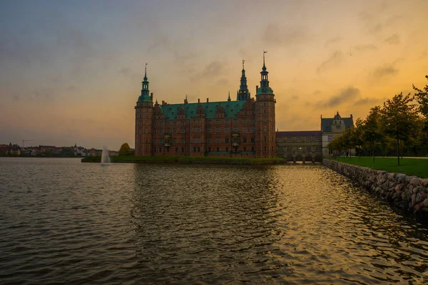 Frederiksborg kastély, lenyűgöző reneszánsz építészet Hillerod városában Dánia — Stock Fotó