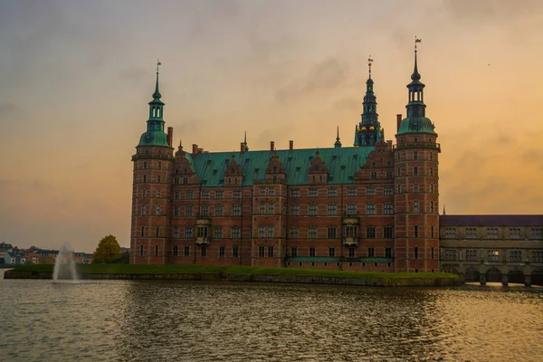 Castelo de Frederiksborg, uma arquitetura renascentista impressionante na cidade de Hillerod, Dinamarca — Fotografia de Stock