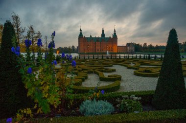 Frederiksborg Sarayı, Danimarka 'nın Hillerod şehrinde bir saraydır. Kral IV. Christian için kraliyet sarayı olarak inşa edilmiş.