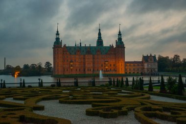 Frederiksborg Sarayı, Danimarka 'nın Hillerod şehrinde bir saraydır. Kral IV. Christian için kraliyet sarayı olarak inşa edilmiş.
