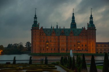 Frederiksborg Sarayı, Danimarka 'nın Hillerod şehrinde bir saraydır. Kral IV. Christian için kraliyet sarayı olarak inşa edilmiş.