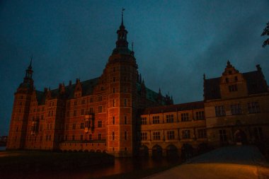 Frederiksborg Sarayı, Danimarka 'nın Hillerod şehrinde bir saraydır. Kral IV. Christian için kraliyet sarayı olarak inşa edilmiş.