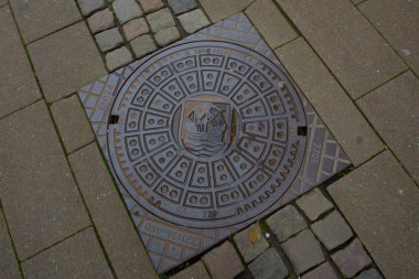 Şehir caddesinde kapalı bir rögar kapağı. Helsingor, Elsinore, Danimarka