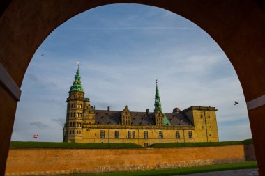 Kronborg kalesi, Kuzey Avrupa 'nın en önemli Rönesans kalelerinden biridir ve dünya çapında Shakespeare' in Hamlet 'inden tanınır. Kronborg Kalesi, Helsingor, Danimarka