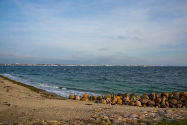 Danimarka 'nın Helsingor kenti: Danimarka Kronborg Kalesi' nden denize güzel manzara ve ufukta İsveç ve İsveç 'teki Helsingborg limanında kayalar.
