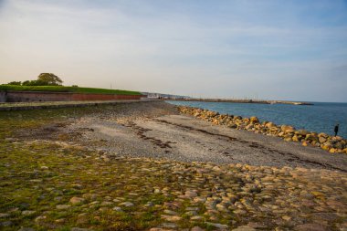 Danimarka 'nın Helsingor kenti: Danimarka Kronborg Kalesi' nden denize güzel manzara ve ufukta İsveç ve İsveç 'teki Helsingborg limanında kayalar.
