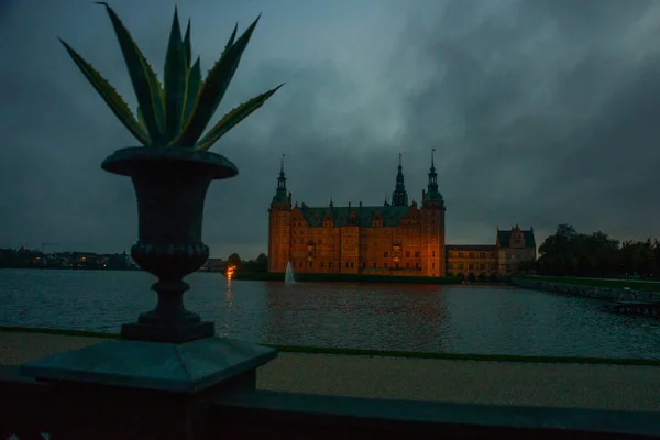 External view of Frederiksborg Castle - palace in Hillerod, Denmark. Renaissance Frederiksborg castle reflected in the lake in Hillerod, near Copenhagen. — Stock Photo, Image