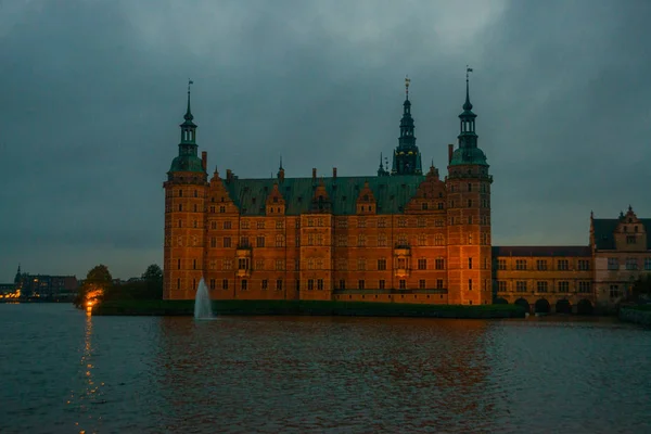 A Frederiksborg Palota egy palota Hillerodban, Dániában. Királyi rezidenciának épült III. Keresztény Király számára. — Stock Fotó