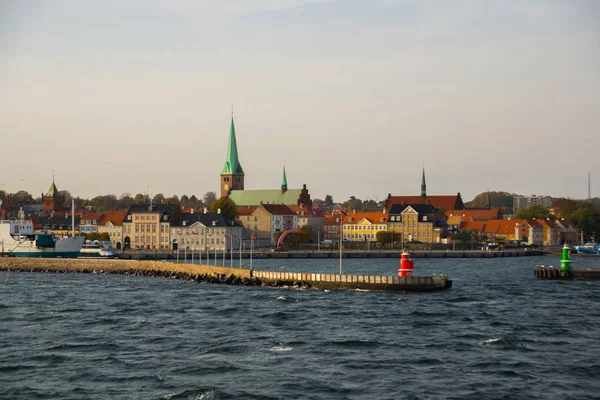 Helsingor, Dánia: Elsinore nevű gyönyörű történelmi kikötőváros, népszerű turistaváros. — Stock Fotó