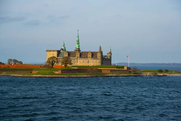 Castillo de Kronborg, Helsingor, Dinamarca: Kronborg es conocido por muchos también como Elsinore, el escenario de gran parte de la famosa tragedia de William Shakespeare Hamlet, Príncipe de Dinamarca . —  Fotos de Stock