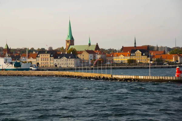 Helsingor, Dánia: Elsinore nevű gyönyörű történelmi kikötőváros, népszerű turistaváros. — Stock Fotó