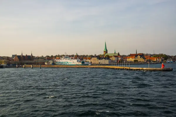 Helsingor, Dánia: Elsinore nevű gyönyörű történelmi kikötőváros, népszerű turistaváros. — Stock Fotó