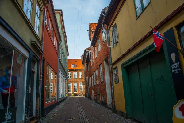 ELSINGOR, ELSINORE, DANIMARCA: Vista sulla strada a Helsingor. Helsingor è una città della Danimarca orientale, conosciuta per il suo castello di Kronborg . — Foto Stock