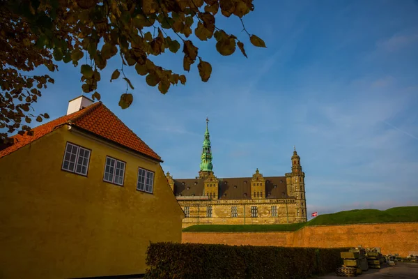 Kronborgs slott är ett av de viktigaste renässansslotten i norra Europa, känt över hela världen från Shakespeares Hamlet. Kronborgs slott, Helsingör, Danmark — Stockfoto