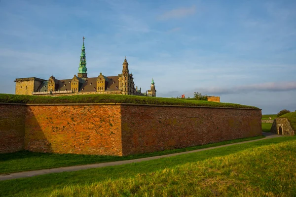 Hrad Kronborg je jedním z nejvýznamnějších renesančních hradů v severní Evropě, známých po celém světě ze Shakespearova Hamleta. Hrad Kronborg, Helsingor, Dánsko — Stock fotografie