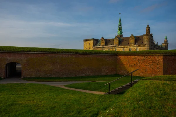 Vista exterior del castillo de Kronborg en Helsingor. Kronborg es uno de los castillos renacentistas más importantes del norte de Europa, conocido mundialmente por el Hamlet de Shakespeare. Castillo de Kronborg, Helsingor, Denm — Foto de Stock