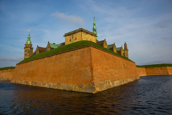 O castelo de Kronborg é um dos mais importantes castelos renascentistas do norte da Europa, conhecido mundialmente pelo Hamlet de Shakespeare. Castelo de Kronborg, Helsingor, Dinamarca — Fotografia de Stock