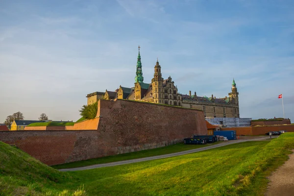 Vnější pohled na hrad Kronborg v Helsingoru. Kronborg je jedním z nejvýznamnějších renesančních hradů v severní Evropě, známých po celém světě ze Shakespearova Hamleta. Hrad Kronborg, Helsingor, Denm — Stock fotografie