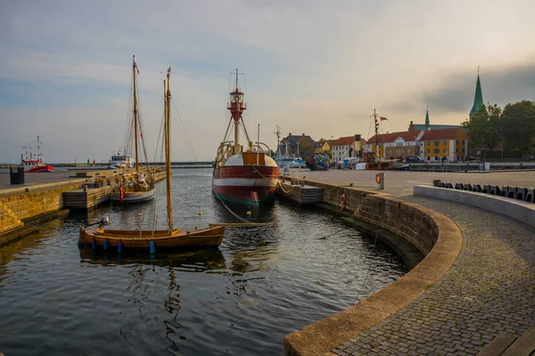 Helsingor, Dánia: Kilátás az aranykeszegre az Oresund yodogawa halszoborból Helsingor-Elsinore rakparton, Shakespeare Hamletjének otthonában. — Stock Fotó