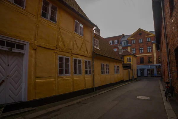 Helsingor, Elsinore, Danimarka: Helsingor 'da sokak manzarası. Helsingor, Danimarka 'nın doğusunda, Kronborg şatosuyla bilinen bir şehirdir.. — Stok fotoğraf